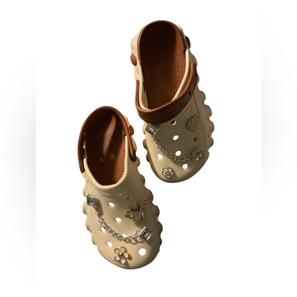 Clogs Heart & Butterfly Casual Soft-Sole Slip-On Clogs NWOT size 36 fits 5.5 - Picture 3 of 6